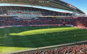 詹姆斯复出首战，湖人险胜快船