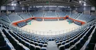 德州扑克“中等强度手牌”困境：面对底池大注，顶对弱踢脚到底该不该顽强跟注？（德州扑克中强牌的两难：顶对弱踢脚遇大注，跟注还是弃牌？）